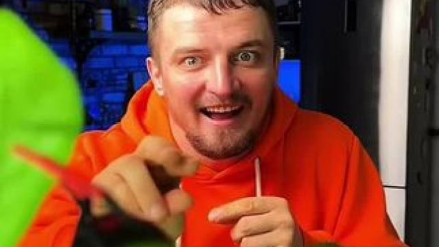 男子故意让蜘蛛咬伤自己，结局真是太意外了！#看一遍笑一遍 #意想不到的结局 #沙雕老外 #这操作都看