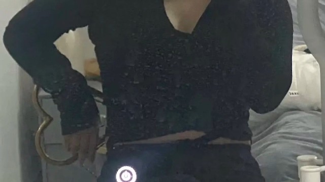 我偏要做这傲于高墙上的凌霄花