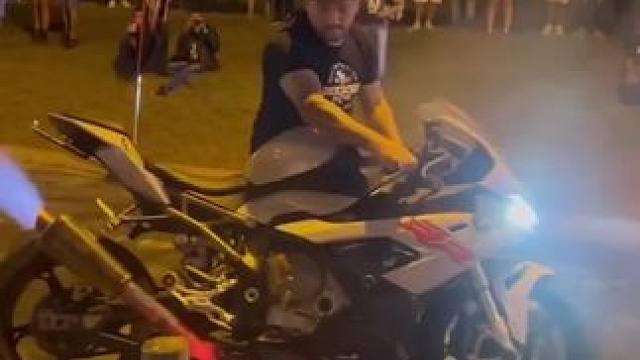 把你的老嫂子艾特出来，她会实现你的梦想。 #爱机车爱生活 #机车没有你们想象的那么贵 #最酷机车女孩