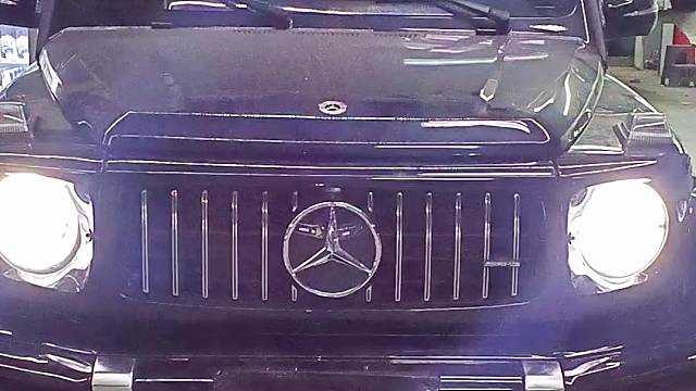 奔驰大G63安装防拆抗屏蔽GPS定位防盗系统，开启屏蔽器自动锁车，换卡、抠卡、干扰锁车报警到手机。嵌