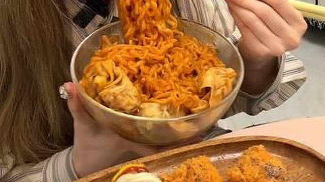 吃吃Vlog｜黏糊糊的云吞火鸡面
#速食美食 #深夜放毒 #谁懂这一口的好吃程度