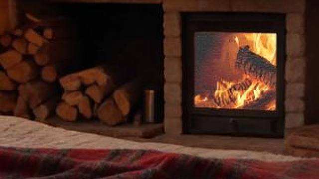 暴风雪到来时，躲在温暖又舒适的小屋里，伴着篝火和风雪声 #白噪音 #助眠声音 #睡眠音乐 #催眠疗愈