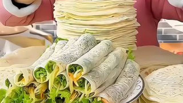 今天做了这个 #春饼 卷了肉卷了菜，一孩子一口气吃了3个文做法简单，直接上锅蒸几分钟就好了。 #早餐