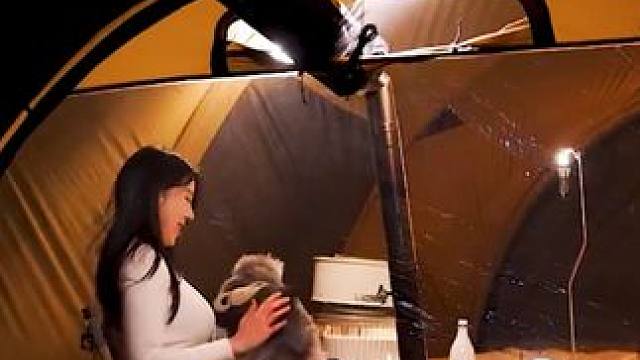 雪天露营放松解压,豪华的堪比酒店，美食，壁炉，电影，一个人的露营时光#露营 #露营装备 #露营美食