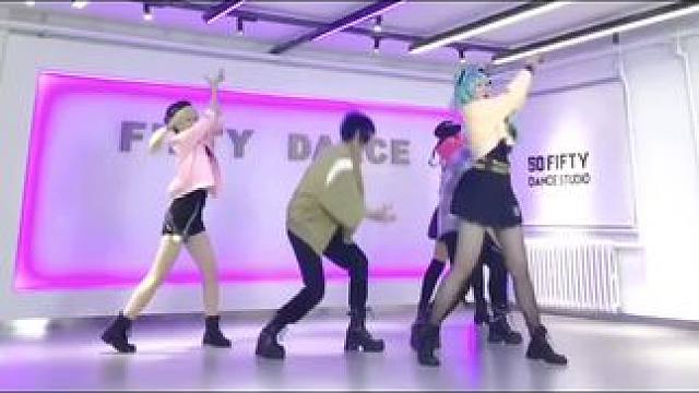 上一次跳五人舞好像是7年前！
虽然一次都没有NG，但是跳了也就十遍，累瘫了！（感谢秋老师提供的剪辑素