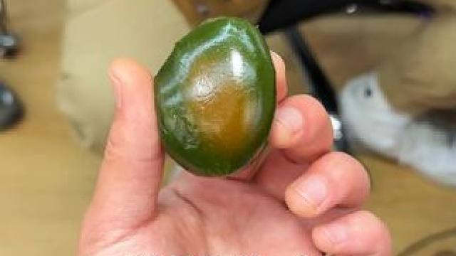 一年只卖一季的艾草青团，软糯Q弹，满满馅料，香甜又不腻#青团#艾草青团#零食推荐#传统美食