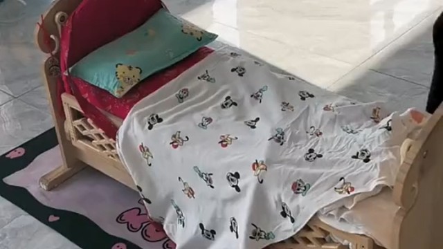 小孩一上来就要哭 明显不喜欢绑着