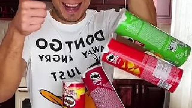 为了闺女顺利获胜，在薯片盒里填满石子！#看一遍笑一遍 #意想不到的结局 #万万没想到 #老外真会玩 