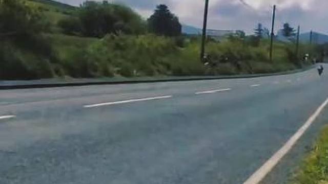 MotoGP VS 曼岛tt，谁更具有挑战难度?你会觉得哪个更让你肾上腺素升？#专业动作请勿模仿 #