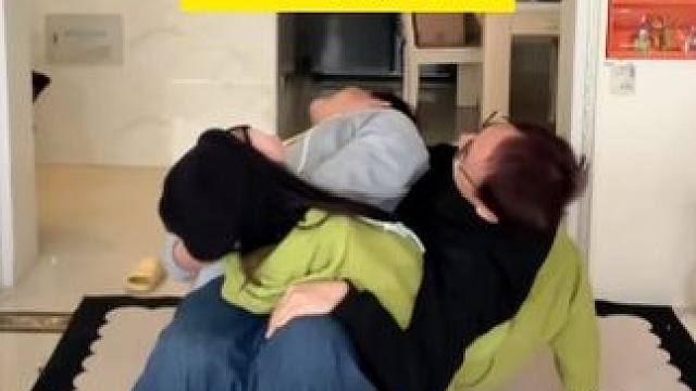 扭成麻花 #老猫牛楠 #三人成椅 #内容过于真实 #搞笑