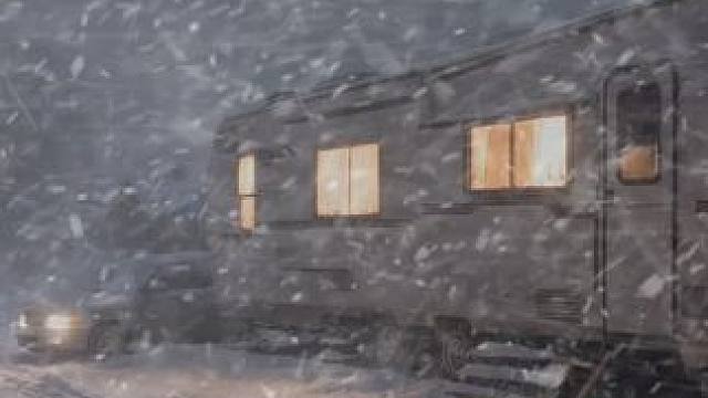 暴风雪肆虐的夜晚，在温暖房车小屋里，伴随嘶吼的风雪，放松入睡 #白噪音 #助眠声音 #睡眠音乐 #催