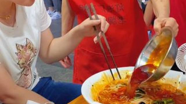 美女一辈子也没吃过这么多粉！你觉得他能成功吗？#螺蛳粉