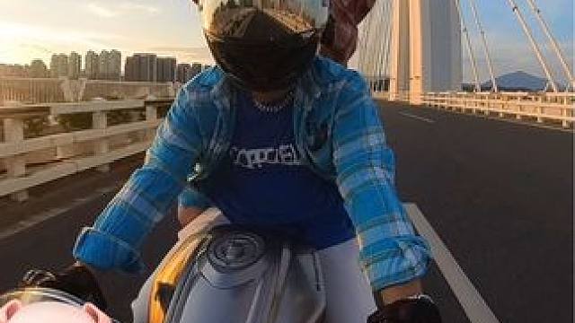 就是想和你一起吹着晚风 看日落 一起回家#机车 #情侣 #赛150