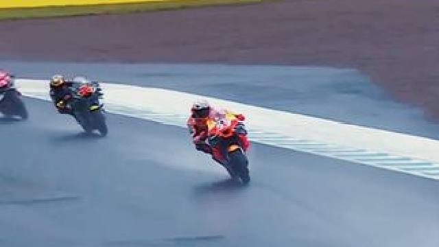 雨天路滑！“别松油门”! #motogp #比赛现场 #雨天行车注意安全 #压弯 #摩托车