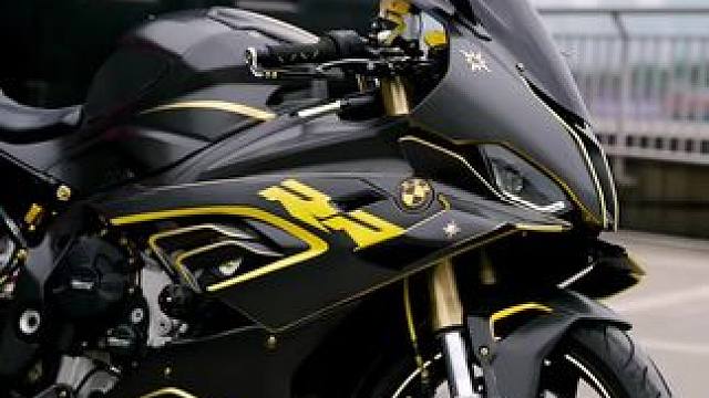 你是要这辆摩托车还是要女神 #宝马S1000RR #每个男人都有一个机车梦 #机车刘宸予knight