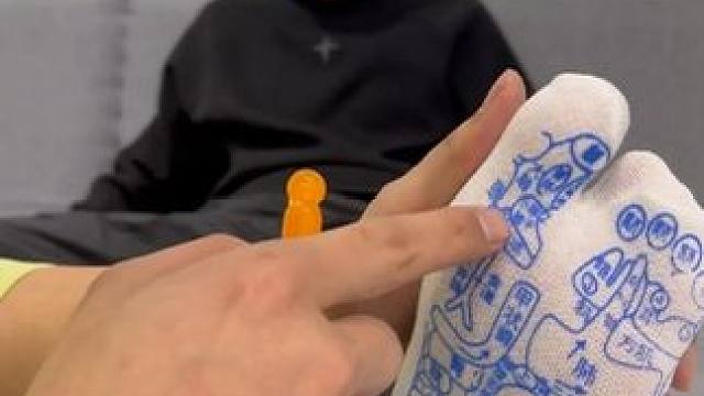 穴位袜 铁齿铜牙李明者#穴位袜 #随拍 #看一遍笑一遍 #办公室游戏 #恶搞损友