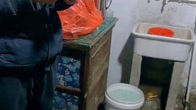 感谢好心网友给贫困大姐家资助1000元现金和物资，太感动了！ #床车旅行 #穷游东北 #偶遇好心人 