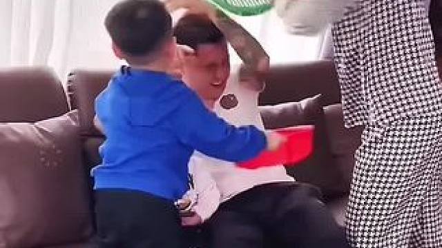 儿子用口红恶搞老爸，结局真是让人太意外了！#看一遍笑一遍 #意想不到的结局 #万万没想到 #老外迷惑