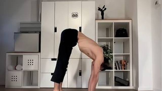 持续的付出 注定会不平凡
#手倒立练习 #瑜伽体式分享 #瑜伽教练培训 #我的瑜伽