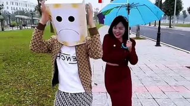 蒙面小伙被路人无情歧视，结局真是太意外了！#看一遍笑一遍 #万万没想到 #这操作都看傻了 #沙雕老外