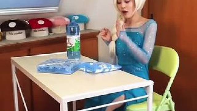 这只手简直太神奇了，轻轻一摸就变了颜色！#看一遍笑一遍 #万万没想到 #这操作都看傻了 #老外迷惑行