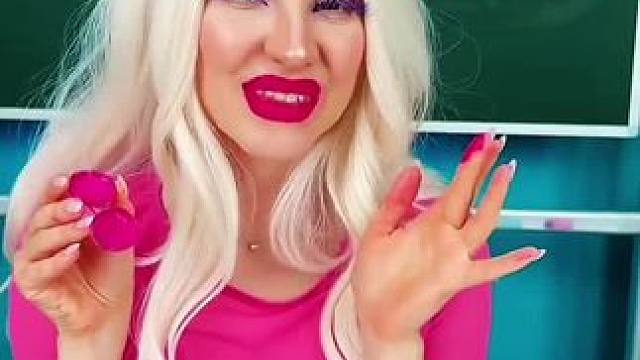 为了能涂上美美的口红，把它融化在小盒里面！#看一遍笑一遍 #意想不到的结局 #老外真会玩 #搞怪日常