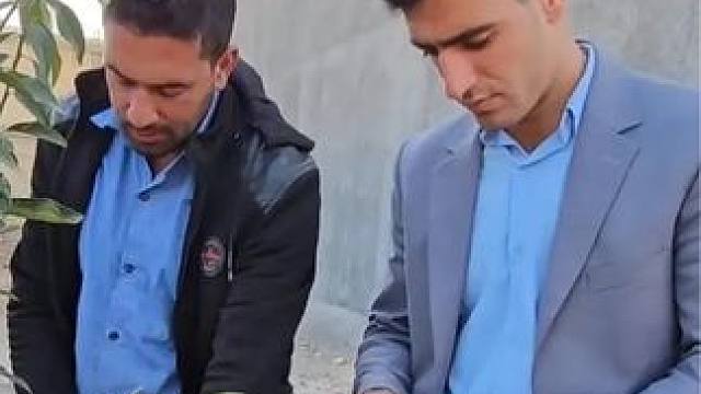 欧文进城采购各种果树苗木，给萨拉做了两身衣服，生活温馨幸福。 #欧文 #生活记录 #戴安娜 #萨拉 