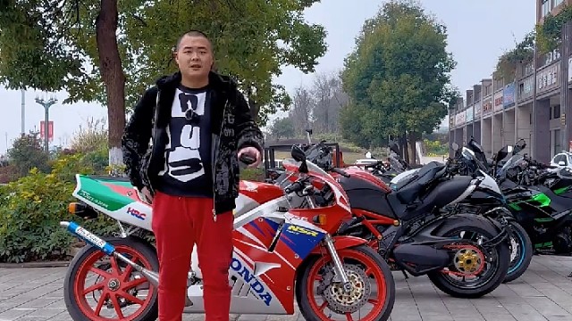 你知道我踩了多少脚吗？你是不是从刘德华的《烈火战车》开始喜欢摩托车的啊！#成都大表哥 #NSR250