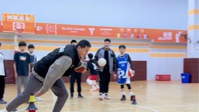 #篮球 #日常训练 #横向移动 
运球横向移动突破强化
｜背后急停衔接横移胯下突破
｜反拖步急停接横