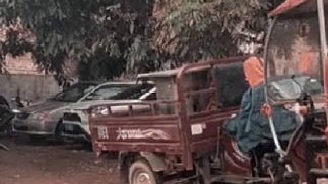 村里的路虽然窄，但交通工具还真不少#农村生活 #农村自建房 #真实记录拍摄 #平凡生活 #市井生活