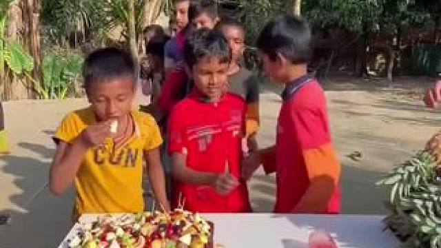 翻转瓶子，成功吃水果#国外视频分享 #老外真会玩 #趣味活动比赛