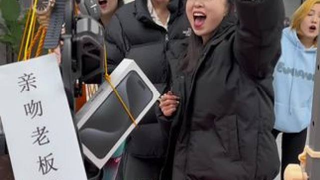 抠门老板亲吻女员工#办公室游戏 #欢乐办公室 #抠门老板