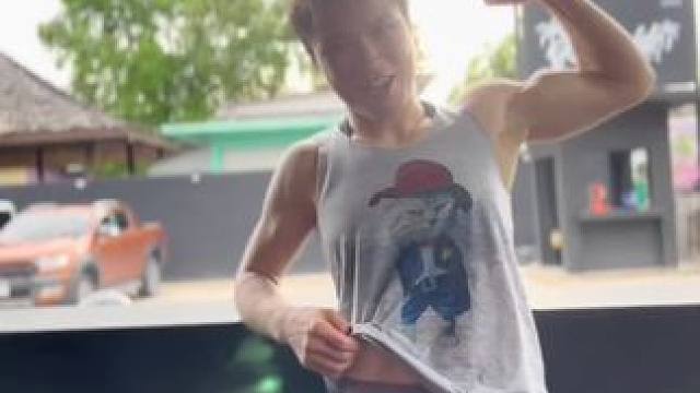 #努力没有什么做不到 #歌曲更好遇到 张伟丽甜美可爱，调皮秀身材，这腹肌是什么水平#格斗#拳击#体育