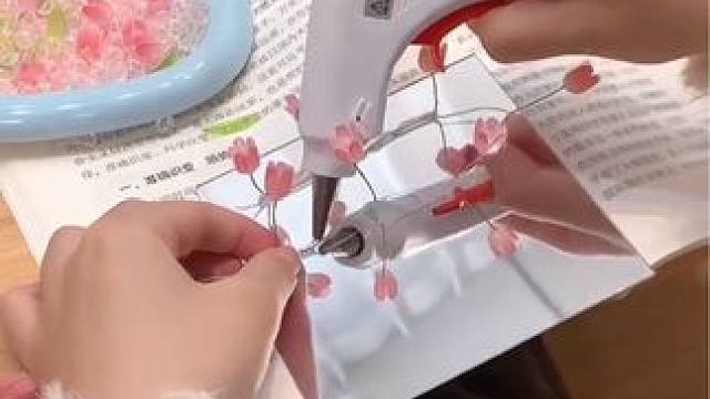 浪漫大概就是有人亲手给你做一片郁金香花海吧～#小夜灯氛围灯 #郁金香小夜灯 #手工diy #手工礼物