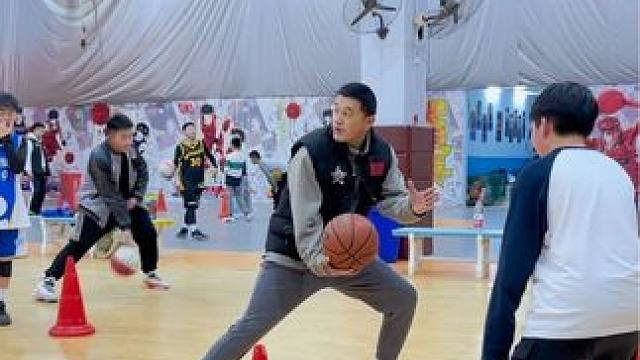 #篮球 #日常训练 #一分钟干货教学 
运球横移结合晃动系列
侧身急停衔接横移推球变向
背后急停衔接