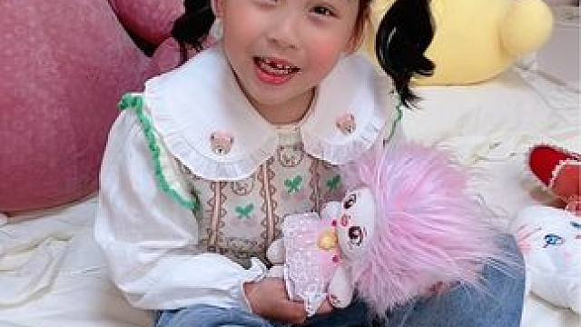 每个被偏爱的女孩都是最美的公主，这样的惊喜谁能不爱呢！#萌娃 #早春穿搭 #熊熊衫