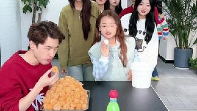 砸乒乓球挑战，哈哈真好玩#办公室游戏 #趣味游戏