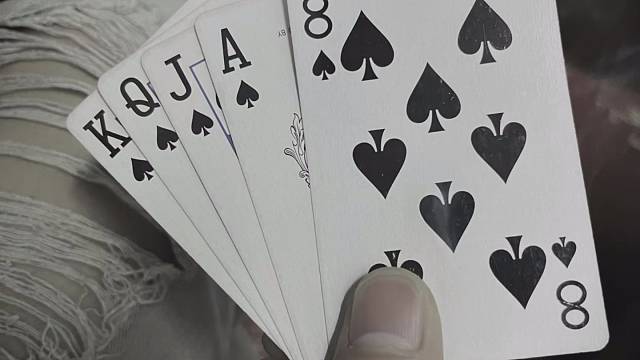 应该是7QJA8，因为7＝妻子，Q=钱，J=家，A8=奥迪A8，这五张牌应该是很多男孩子的梦想吧
应