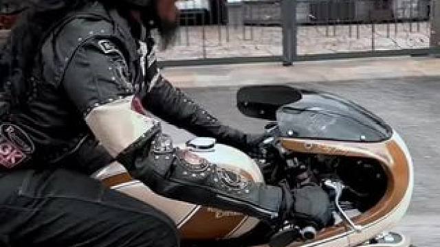 长发飘逸哥 
#caferacer #复古机车 #复古穿搭 #机车改装 #就是这个范