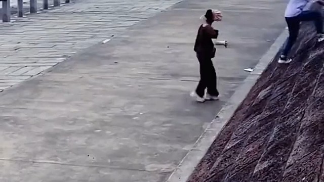 这女人遇事不慌，非常淡定