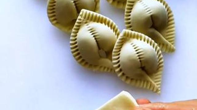 给大家分享包饺子方法，赶紧做起来试试吧#美食教程 #饺子的花式包法 #学会快去试试吧 #懒人美食教学