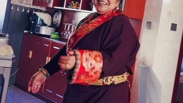 我的舞蹈功底应该是遗传了我宝妈的#跟上这个调调随性摇摆吧 #妈妈的世界很小里面装满了你