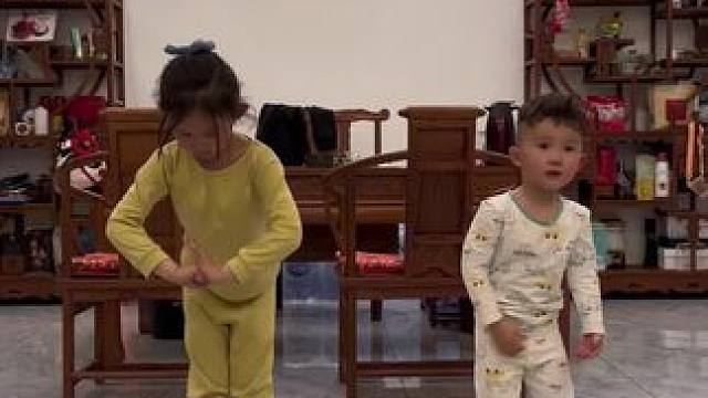 姐弟俩今天给妈妈的节目！