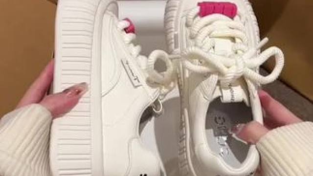 替大家试过了！这百搭的小白鞋是真的舒服好看百搭。 #新款小白鞋 #时尚达人的鞋子选择 #新款鞋