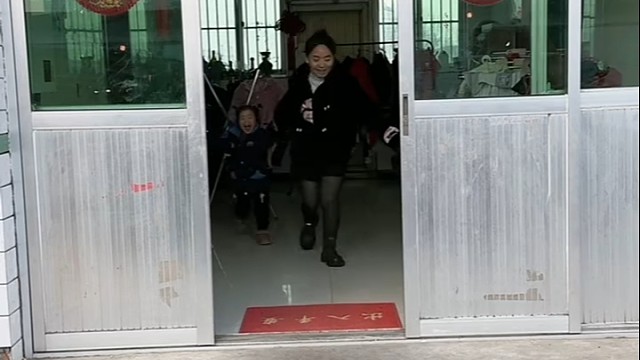 先拿点钱把孩子打发走了，在抱你，