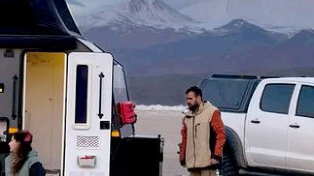 夫妻俩开着铁路大篷车，在沙漠中享受暴风雨露营，极致的生活体验 #房车旅行 #拖挂房车旅行
