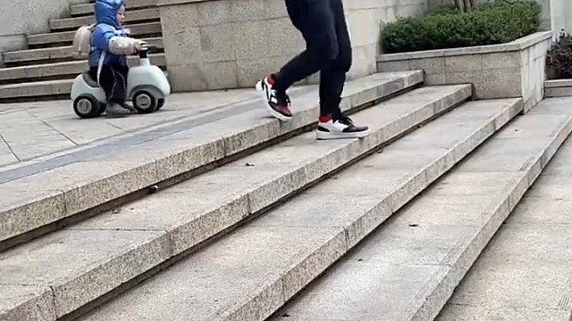 这父亲太不负责了 ，宝贝 你真聪明 [赞]