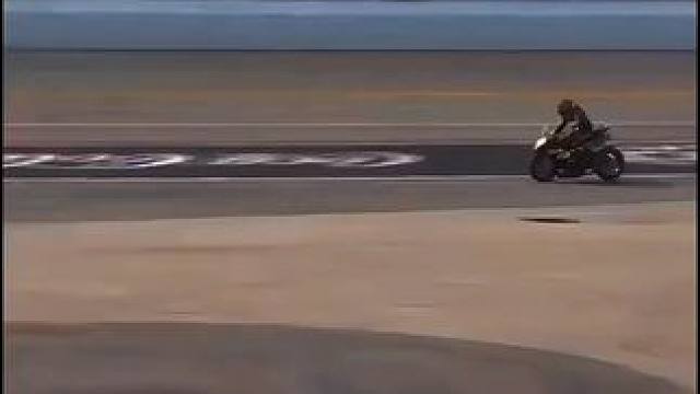 他(车手:)是多么的相信你！它(摩托车:)能带给你自由快乐，也能让你遍体鳞伤倒地不起……#专业动作请