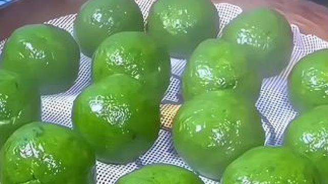 #创作灵感 四川的清明草粑粑春天来了，清明也快要到了，清明草粑粑又可以做起来了。糯糯叽叽的太好吃了！