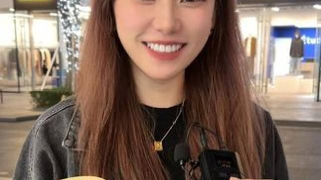爱情需要物质吗？ #街头采访 #深圳 #娶回家贼好玩的女生 #认识一下 #内容过于真实